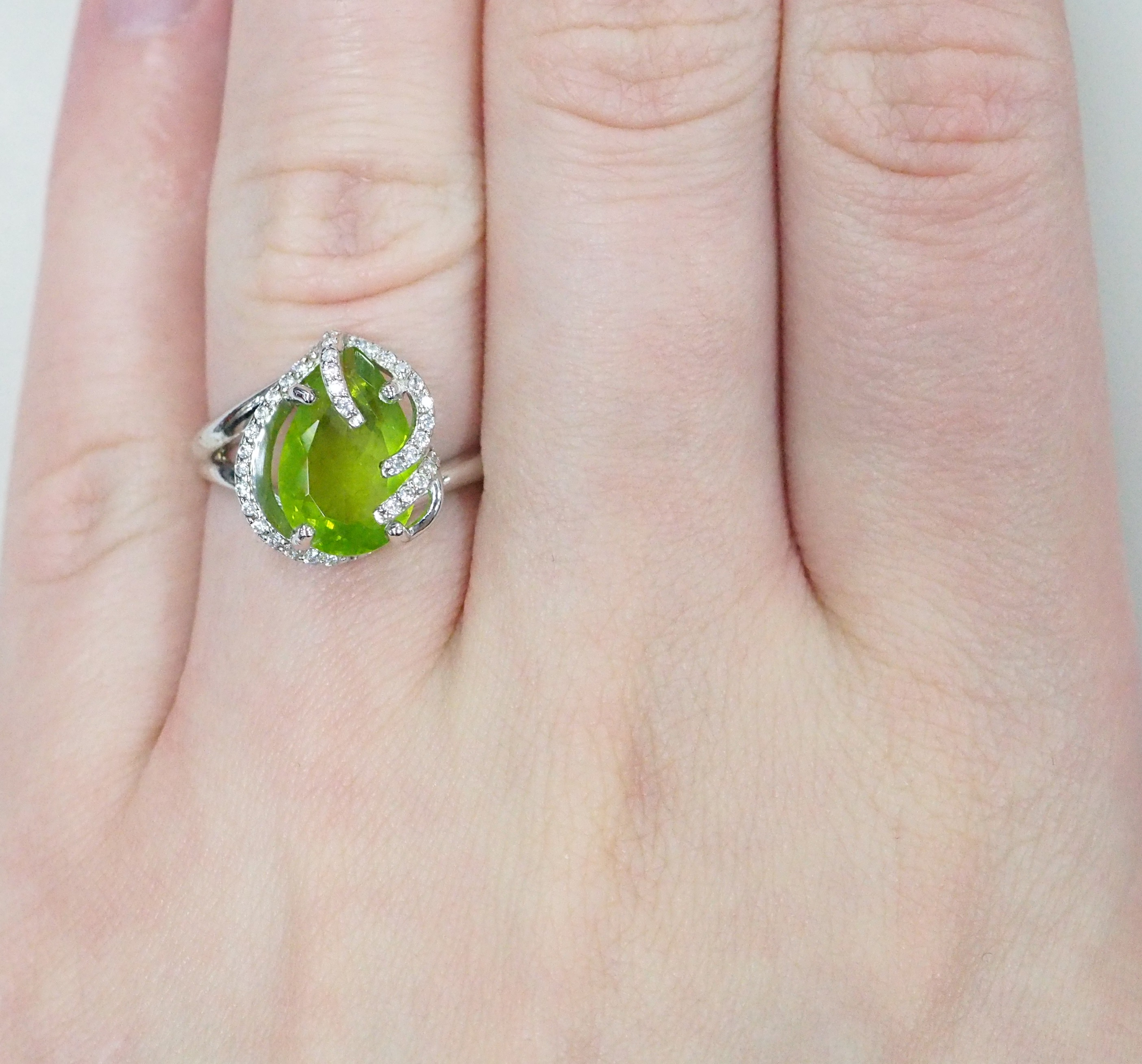 Серебряное кольцо 925 пробы; вставки 1 Пл. Кварц Перидот; 41 Фианит бесцв.;